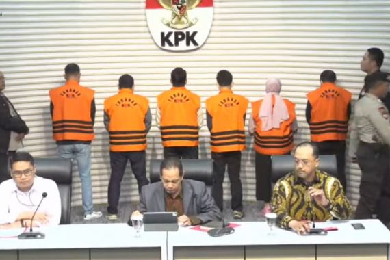 Lihat, Kardus Bermuka Paman Birin hingga Uang Rp12,1 Miliar - JPNN.COM