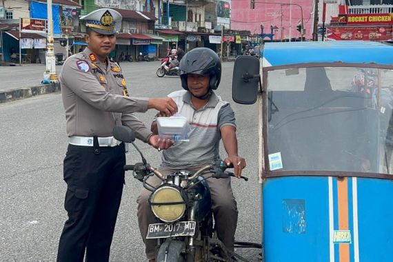 Satlantas Polres Rohul Sosialisasikan Pilkada Damai Sambil Berbagi, Lihat Tuh! - JPNN.COM