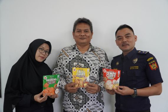 Sukses Ekspor Perdana, Basreng dan Aneka Keripik Produksi UMKM Bekasi Tembus Jepang - JPNN.COM