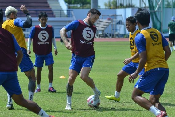 Larangan 3 Kali Bermain Liga 1, Marc Klok Fokus dengan Persib di AFC Champions League 2 - JPNN.COM