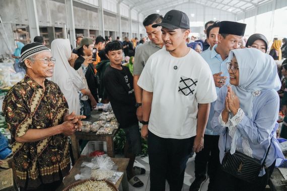 Kaesang Pangarep Kampanyekan Duet Lilis-Zaeni di Pasar Rakyat Kebumen - JPNN.COM