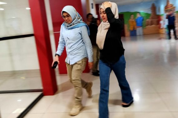 Kasus SPPD Fiktif, Sepatu hingga Tas Branded Wanita Muda Ini Disita Polisi - JPNN.COM