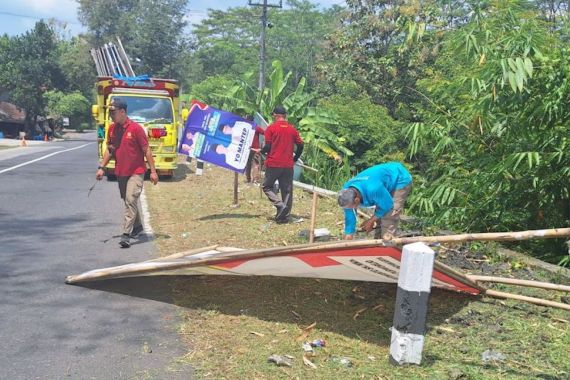 Bawaslu Purworejo Tertibkan Ribuan Alat Peraga Kampanye yang Melanggar Aturan - JPNN.COM