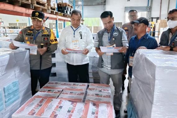 Kapolres dan Kajari Siak Pantau Proses Percetakan Surat Suara Pilkada di Bekasi - JPNN.COM