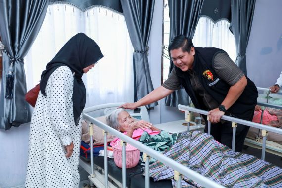 Jumat Berkah, Lihat Tali Asih Anggota Kepolisian dengan Penghuni Panti Jompo - JPNN.COM