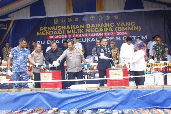 Barang Ilegal Senilai Rp 16,4 Miliar Dimusnahkan Bea Cukai Batam, Ini Perinciannya - JPNN.COM