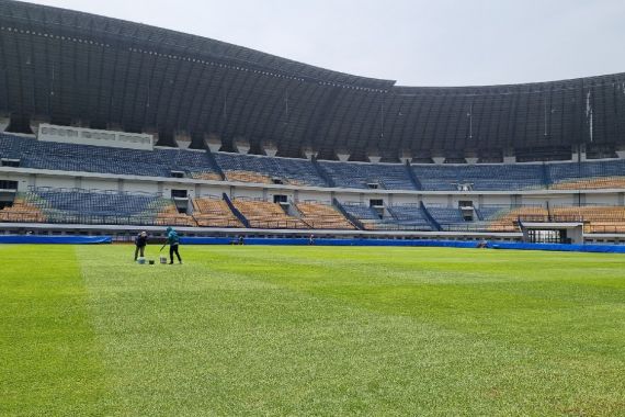 Kementerian PUPR Fokus Benahi Rumput dan Pencahayaan di Stadion GBLA - JPNN.COM