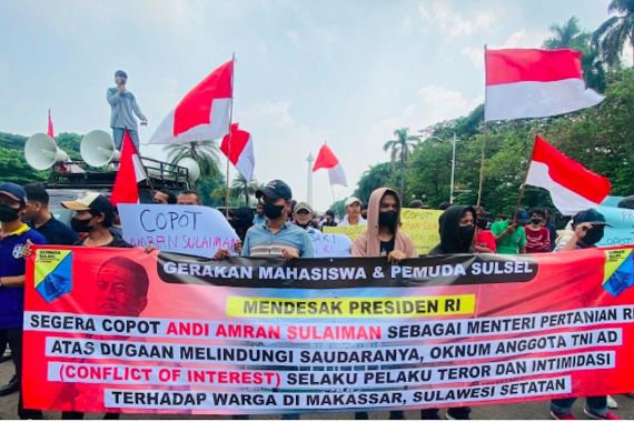 Gerakan Mahasiswa dan Pemuda Sulsel Berdemonstrasi di Depan Istana Presiden, Begini Tuntutannya - JPNN.COM