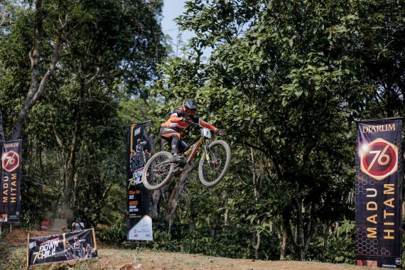 76 Indonesian Downhill 2024, Para Downhiller Elite Siap Taklukkan Ternadi Bike Park Demi Gelar Juara - JPNN.COM