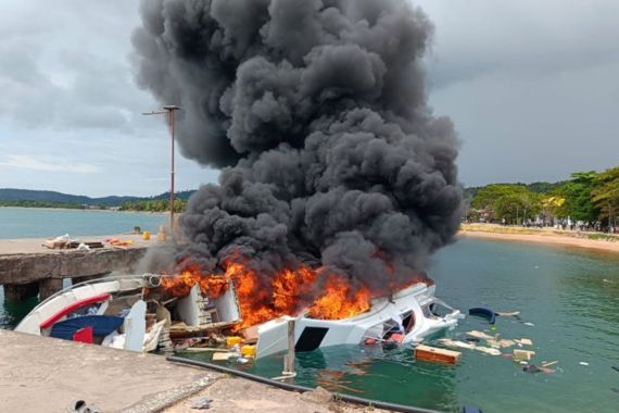 Detik-Detik Kapal Cagub Maluku Utara Benny Laos Meledak dan Terbakar, Mencekam - JPNN.COM