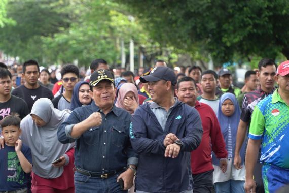 Jalan Sehat Bersama Ribuan Masyarakat Rohul, AKBP Budi Ajak Ciptakan Pilkada Aman & Damai - JPNN.COM