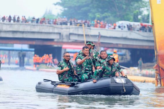 Jenderal Maruli Masuk ke Kali, Ciliwung Makin Bersih - JPNN.COM