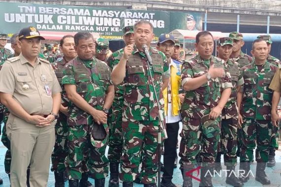 TNI Gelar Bersih-bersih Kali Ciliwung, 6 Ribu Ton Sampah Diangkut, Bravo - JPNN.COM