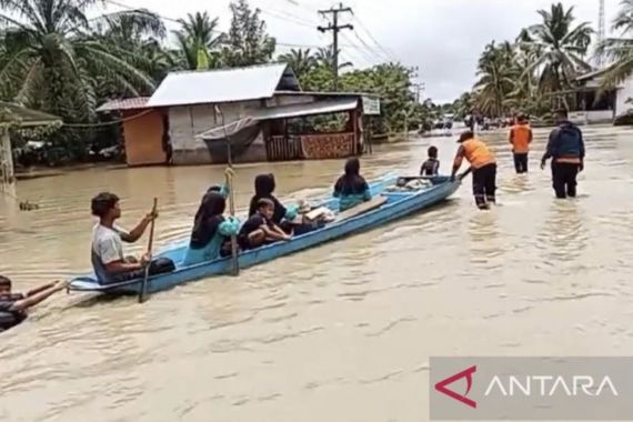 BPBD Nagan Raya Evakuasi Korban Banjir yang Tersebar di 20 Desa - JPNN.COM