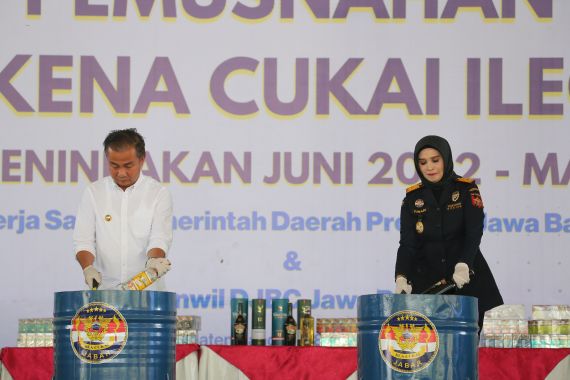 Bea Cukai dan Satpol PP Jabar Musnahkan BKC Ilegal Senilai Rp 10,7 Miliar - JPNN.COM