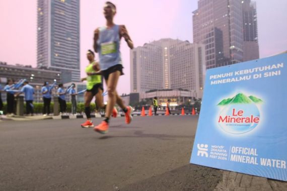 Sediakan 22 Water Station, Le Minerale Penuhi Hidrasi Para Pelari di Jakarta Running Festival 2024 - JPNN.COM