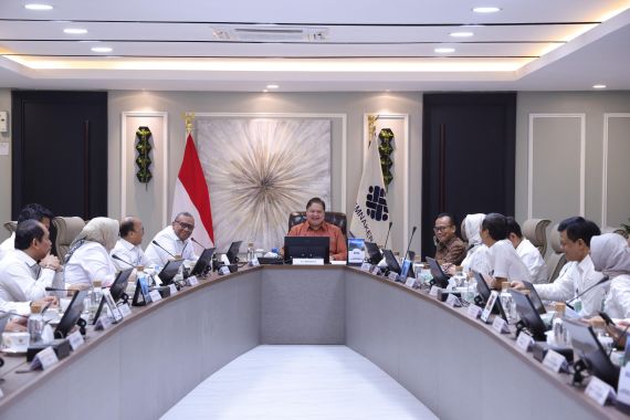 Mulai Berkantor, Menaker Ad Interim Airlangga Hartarto Pimpin Rapat Bahas Isu Penting Ini - JPNN.COM