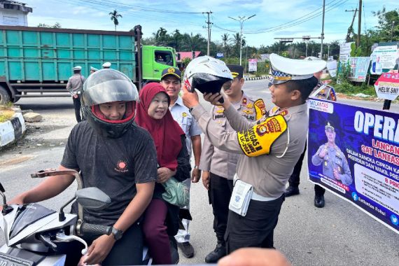 Ops Zebra Resmi Digelar, Polres Rohul Berbagi Helm dan Sosialisasi Pilkada Damai - JPNN.COM