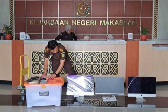 Usut Korupsi Dana Hibah, Kejari Makassar Geledah Kantor KONI & KORMI - JPNN.COM