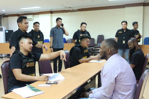 12 WN Nigeria Dicokok Kantor Imigrasi Jakarta Utara saat Operasi Jagratara III - JPNN.COM