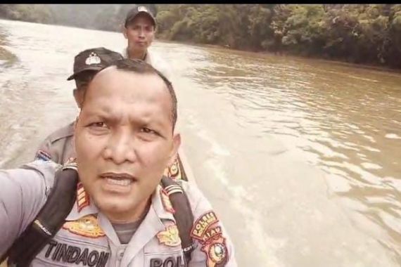 Sungai & Lumpur Jadi Saksi Bisu Dedikasi AKP Yohannes Antarkan Misi Perdamaian Pilkada - JPNN.COM