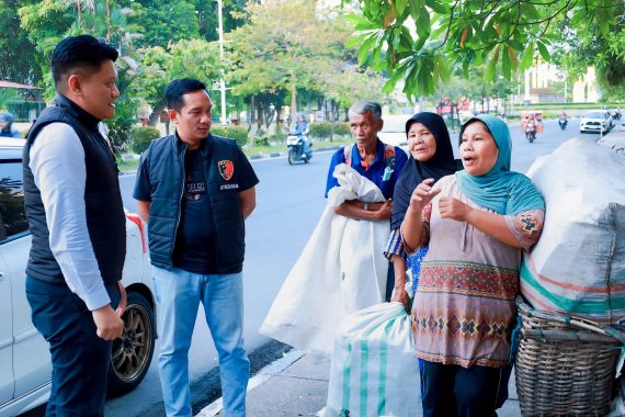 Anggota Reserse Turun Gunung Kampanyekan Pemilu Damai Sampai ke Pemulung - JPNN.COM