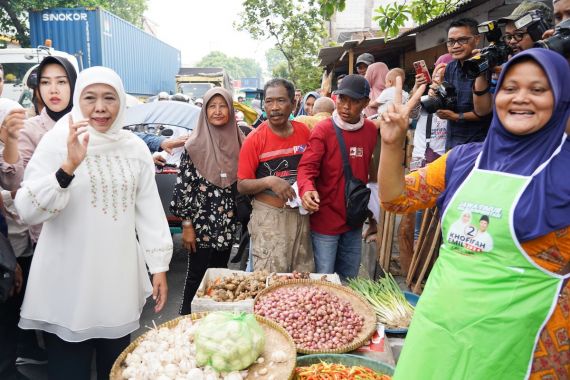 Pilihan Wong Cilik, Khofifah-Emil Didukung Pedagang Pasar Surabaya - JPNN.COM