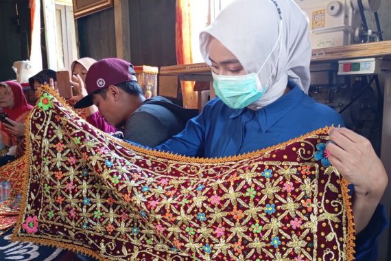 Tak Setenar Songket, Kain Angkinan Tetap Mampu Tembus Pasar Internasional - JPNN.COM