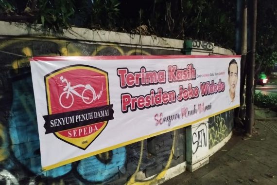 Jokowi Segera Purnatugas, Relawan Sepeda Tebar Spanduk Ucapan Terima Kasih - JPNN.COM