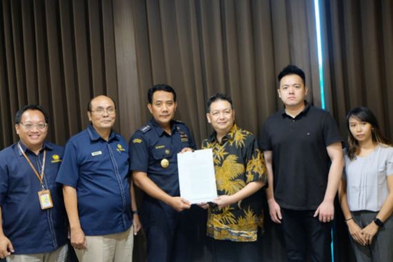 Bea Cukai Terbitkan Fasilitas KB untuk Perusahaan Sepatu di Gresik - JPNN.COM