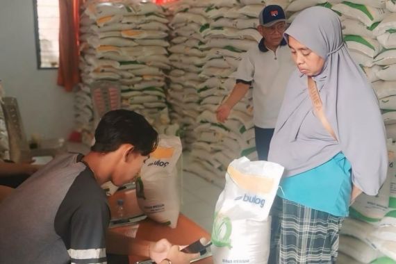 Bulog Jabar Pastikan Stok Beras Aman, Masyarakat Diminta Jangan Panik - JPNN.COM