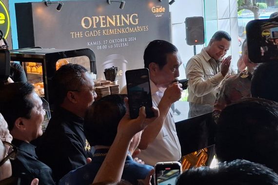 The Gade Pegadaian Buka Outlet di Gedung Kemenko Marves, Luhut Mencicipi Kopi Aceh - JPNN.COM