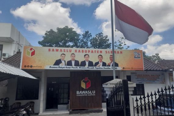 APK Paslon Kustini-Sukamto Diduga Dirusak, Begini Sikap Bawaslu Sleman. - JPNN.COM