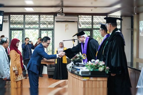 Kepala BPKH Fadlul Imansyah Raih Gelar Doktor di UI - JPNN.COM