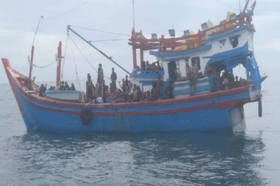 Lihat, Kapal Imigran Rohingya Terombang-ambing di Perairan Aceh - JPNN.COM