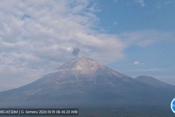 Masih Berstatus Waspada, Gunung Semeru Erupsi Lagi dengan Letusan Setinggi 700 Meter - JPNN.COM