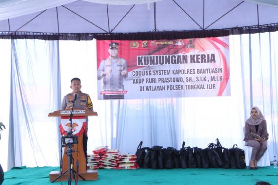 AKBP Ruri Prastowo Gelar Cooling System di Desa Sidomulyo Demi Mewujudkan Pilkada Damai - JPNN.COM