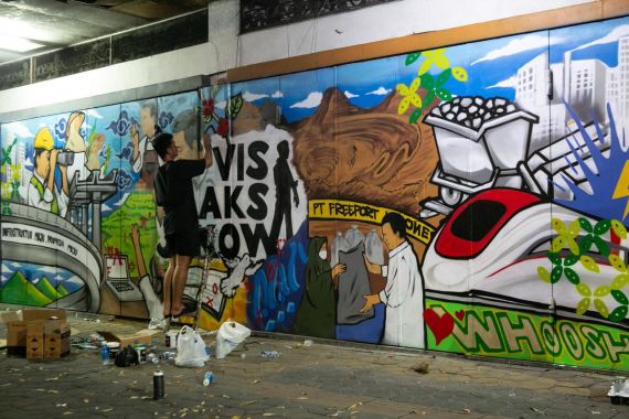 Mural Buatan Anak Muda Ikut Sambut Kepulangan Jokowi di Solo - JPNN.COM