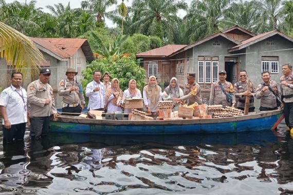 Polres Rohil Beri Layanan Kesehatan dan Sembako untuk Korban Banjir di Kubu Babussalam - JPNN.COM