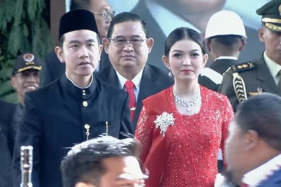 Didampingi Selvi, Gibran Bin Jokowi Datang ke Lokasi Pelantikan Wapres RI - JPNN.COM