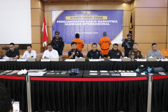 Selundupkan Narkoba di Selangkangan, 2 Penumpang Feri Dibekuk Petugas Bea Cukai Batam - JPNN.COM