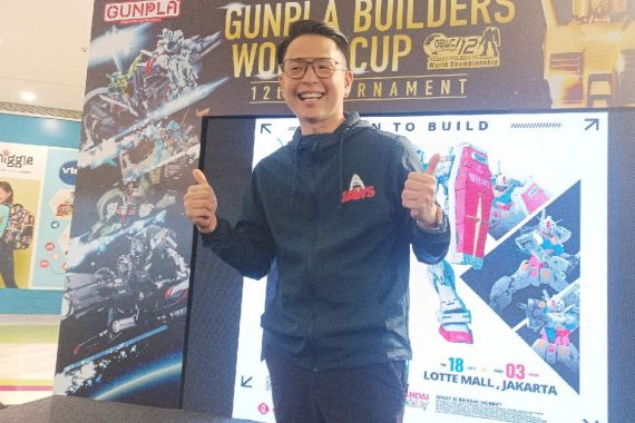 Ernest Prakasa Jadikan Hobi Rakit Gundam Mediator Bonding dengan Anak - JPNN.COM