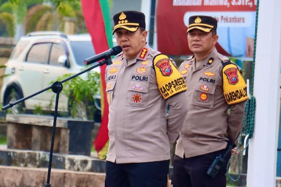 Ratusan Polisi Disiagakan Mengawal Pendistribusian Surat Suara Pilwako Pekanbaru - JPNN.COM