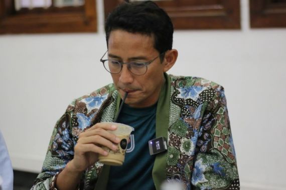 Kunjungi Kedai Saat Kopi di Surabaya, Sandiaga Uno: Konsepnya Unik - JPNN.COM