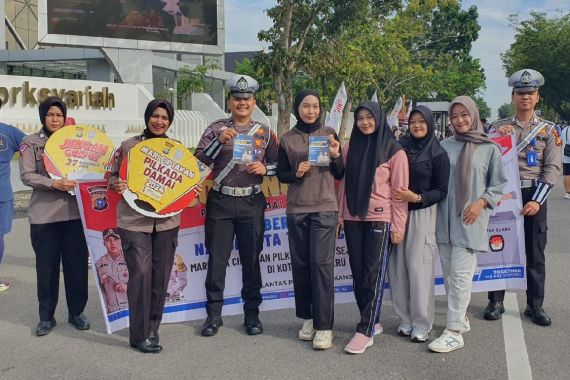 Satlantas Polresta Pekanbaru Amankan CFD Sekaligus Sosialisasi Pilkada Damai - JPNN.COM