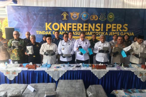 Geledah 2 Mobil, Bea Cukai Teluk Bayur dan BNNP Sumbar Menemukan Ratusan Paket Ganja - JPNN.COM