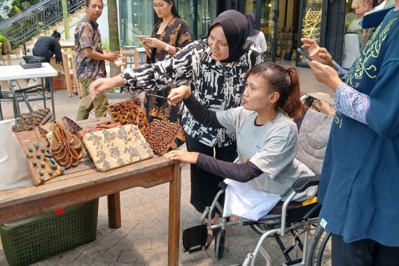 PNM & JAMKRINDO Gelar Pelatihan Kewirausahaan Membatik untuk Perempuan Disabilitas - JPNN.COM