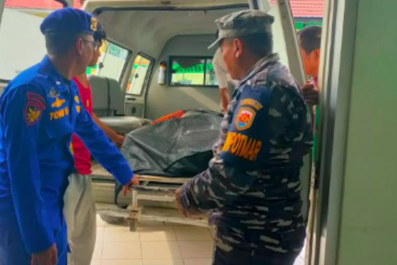 Prajurit TNI AL Mengevakuasi Jenazah Seorang Nelayan di Perairan Karimun Anak Riau - JPNN.COM