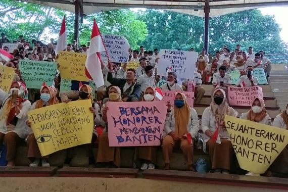 Miris, Ribuan Guru Honorer Negeri di Banten Hampir 2 Bulan Belum Digaji - JPNN.COM