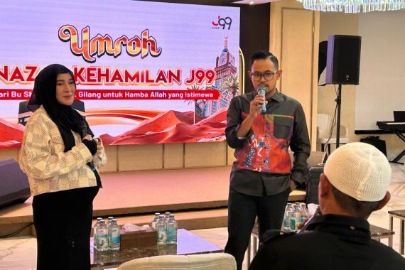 Bersyukur Hamil Anak Cowok, Bos MSGLOW Umrahkan Puluhan Orang - JPNN.COM